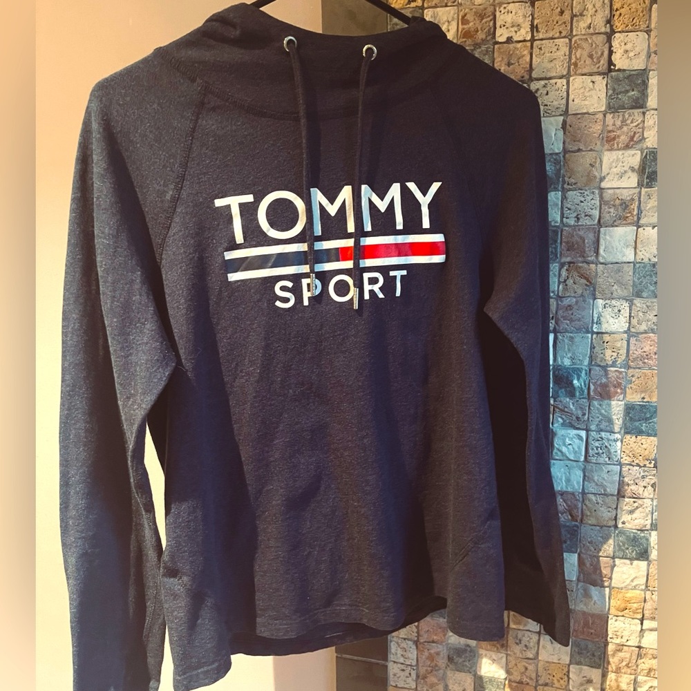 Long sleeve Tommy Hilfiger top with hood. Very comfortable and barely used💙